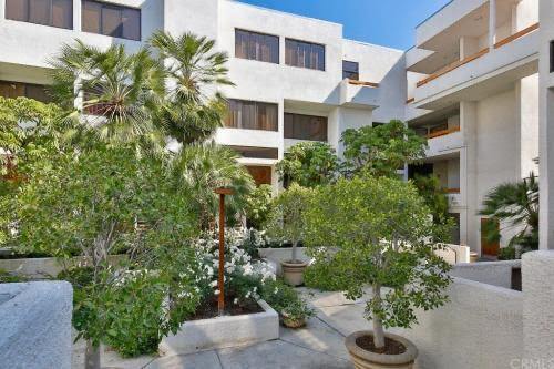yard - 500 E Del Mar Blvd