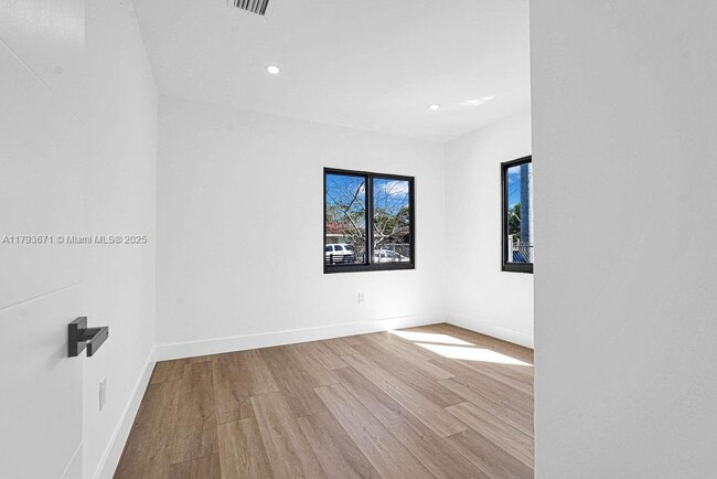 Building Photo - 3040 NW 13th Ave