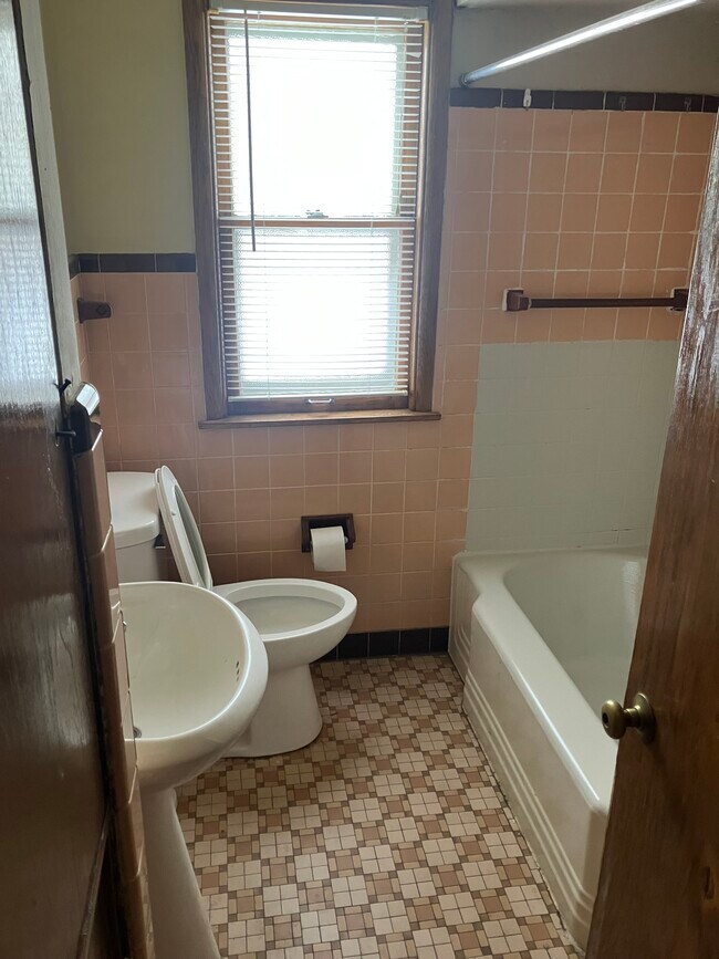 Building Photo - 100 N 80th St