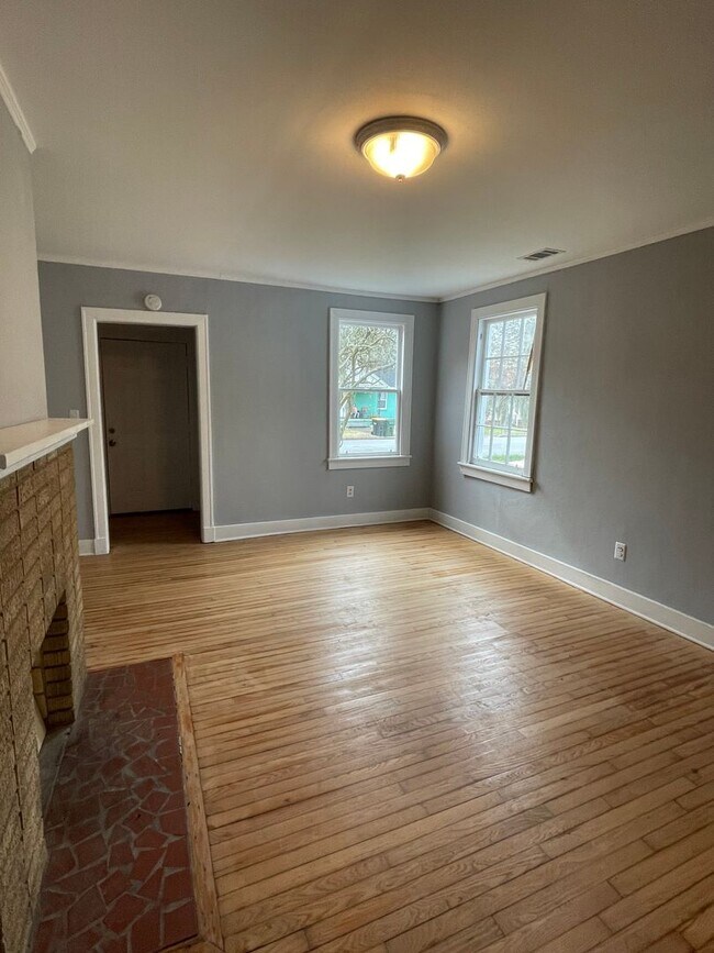 Building Photo - **REDUCED!! MIDTOWN BUNGALOW