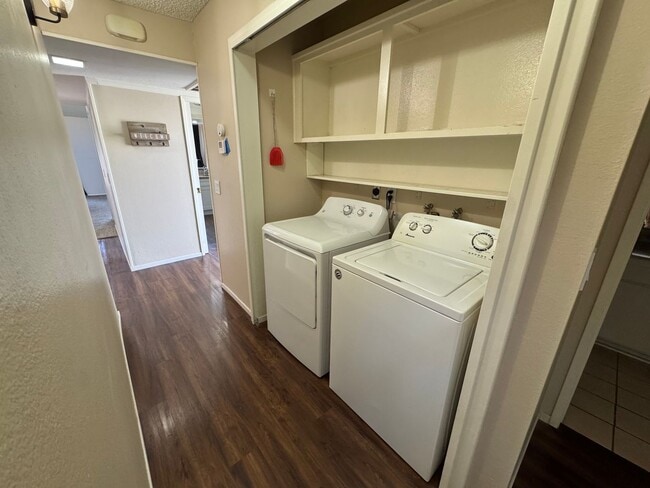 Building Photo - 2 Bedroom 1 Story Town Home