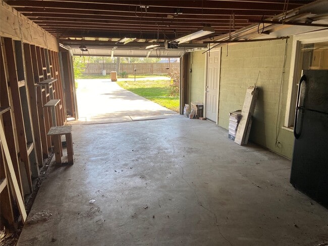 Building Photo - 2103 Holly Dr
