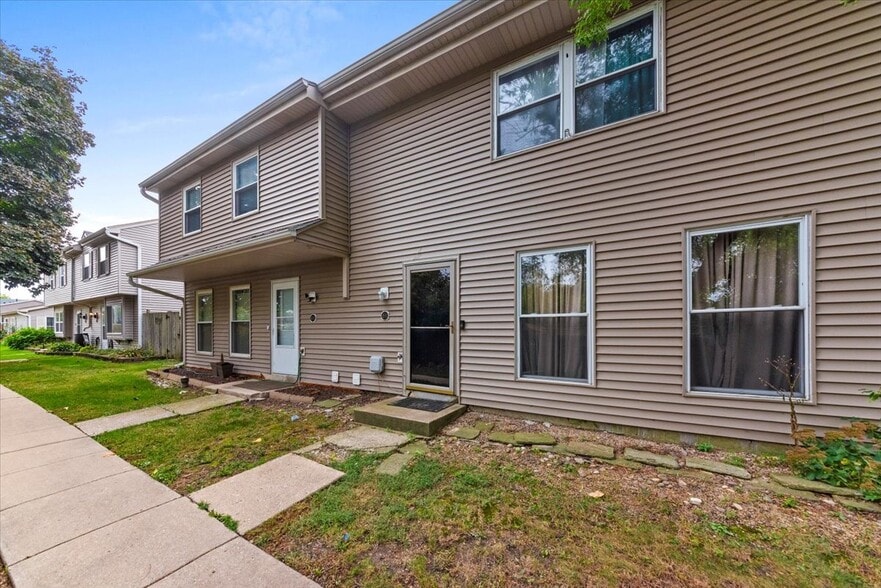 Building Photo - 15 N Fernwood Dr