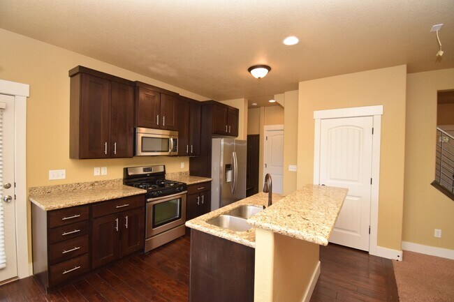 Building Photo - Great 3 Bed 2.5 Bath Townhome in Great Location!!!