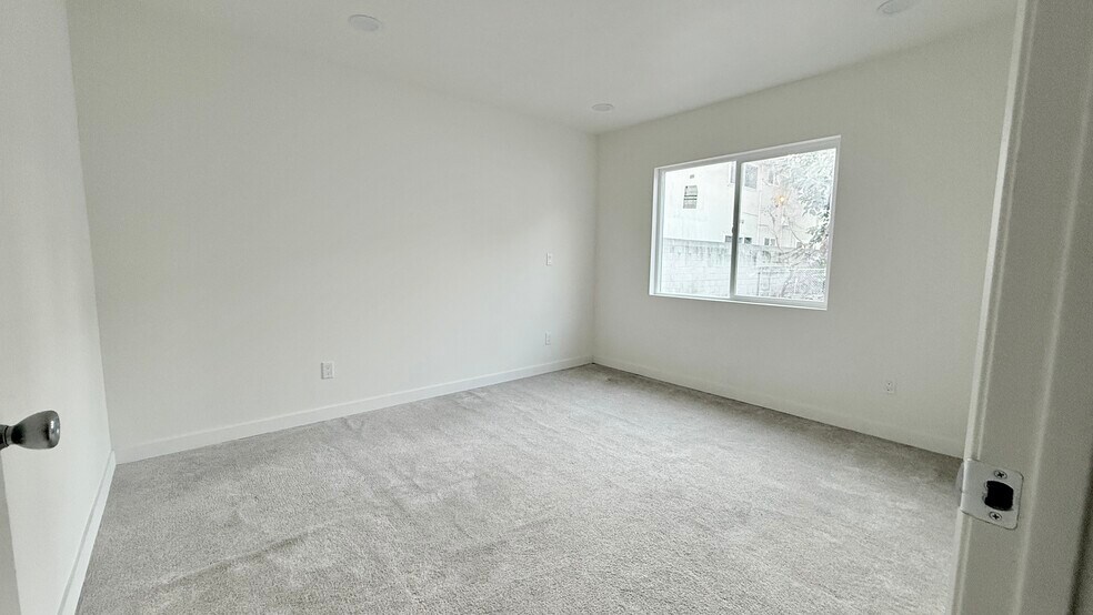 Building Photo - 702 Walnut St