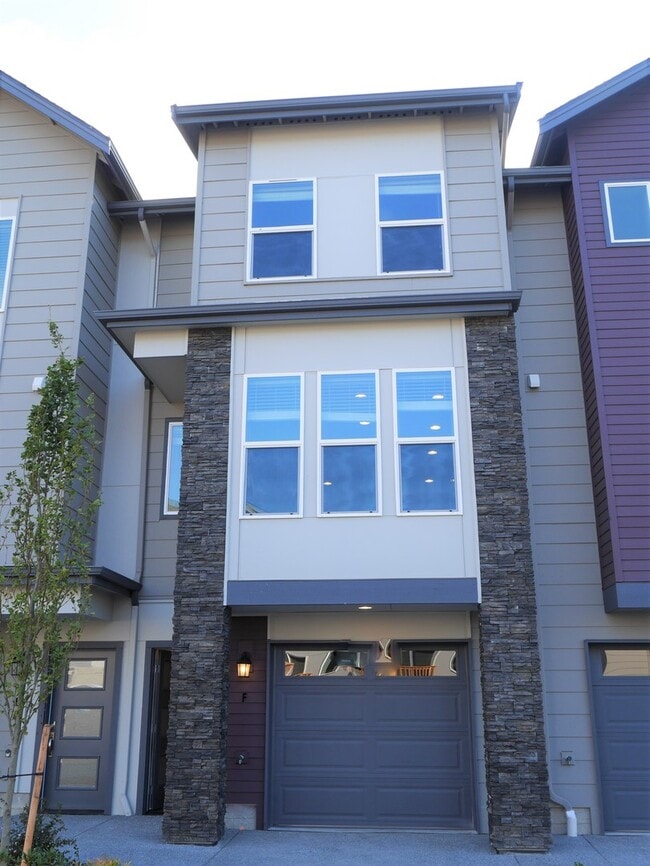 Building Photo - Beautiful Modern 2 Bedroom 2.5 Bath Townhouse in Arcadia Terrace