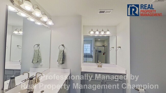 Building Photo - 4 BD/2 BA Single Story Home on Large Corner Lot w/Fenced Back Yard