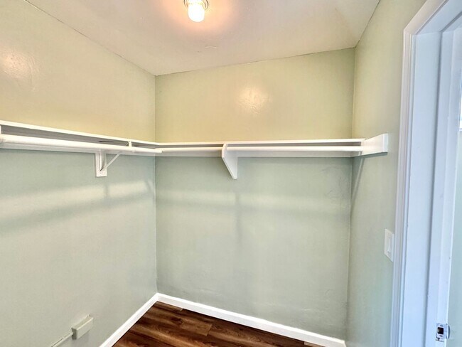 Building Photo - Huge Oak Park Home! 4bd/2.5ba house with incredible yard w/ VIEWS + spa, A/C, garage, W/D!