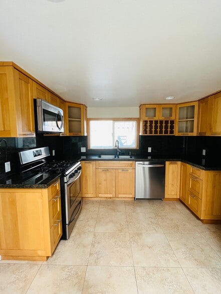 Building Photo - 618 Woodland Dr