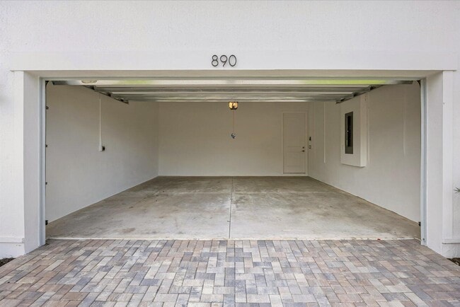 Building Photo - 890 SW Newfield Ave