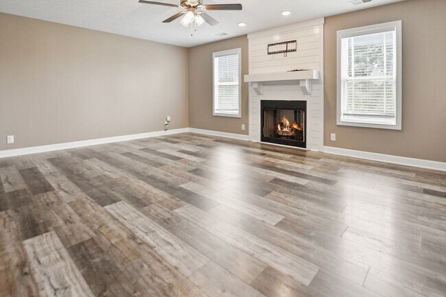 Building Photo - Pet Friendly Four Bedroom in Rossview!