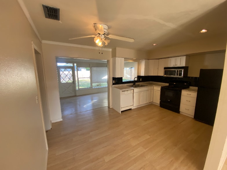 Building Photo - 1120 8th Ave NE