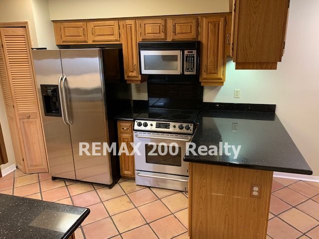 Building Photo - Beautiful Townhome in Downtown