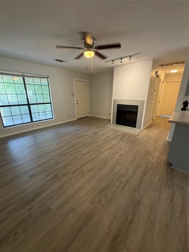 Building Photo - 11101 Oak Branch Dr