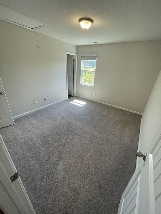 Building Photo - 2bd 2.5 Bathroom Townhome!