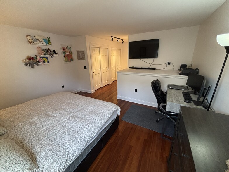 Building Photo - 1550 N Warren Ave