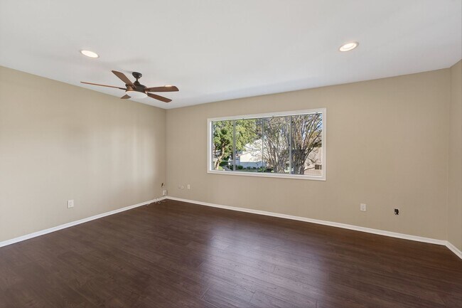 Building Photo - 3 Bedroom Townhome: Prime Location with Pool, Clubhouse and More!