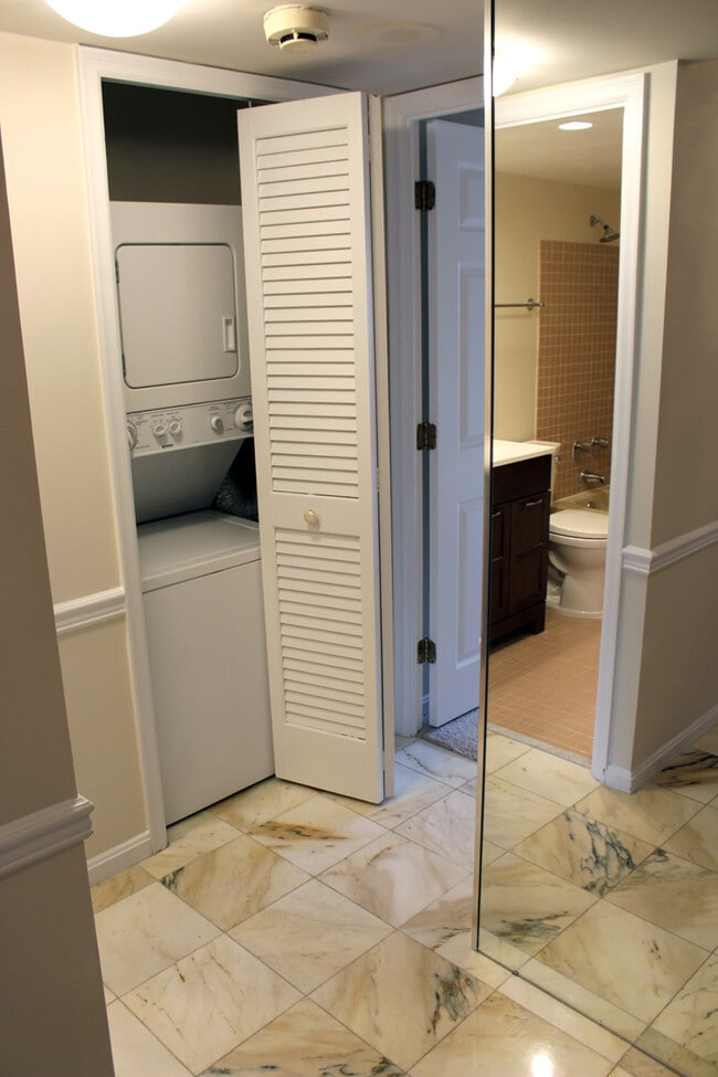 Building Photo - 1301 N Courthouse Rd