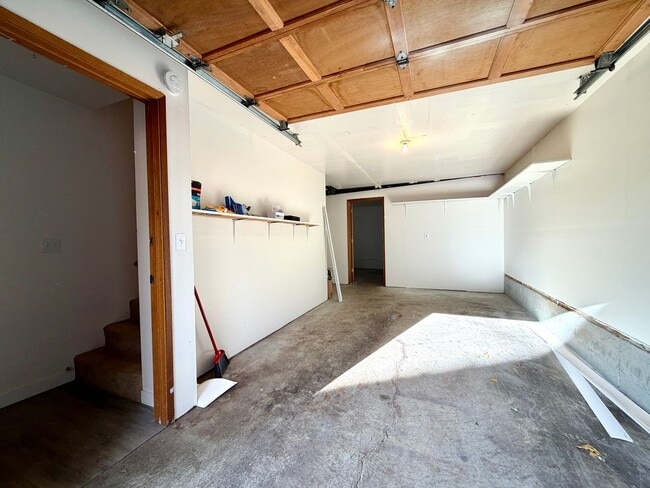 Building Photo - **FREE FIRST MONTH'S RENT** Updated Townhouse in the Heart of Garden Home~ New LVP Flooring~ Wash...