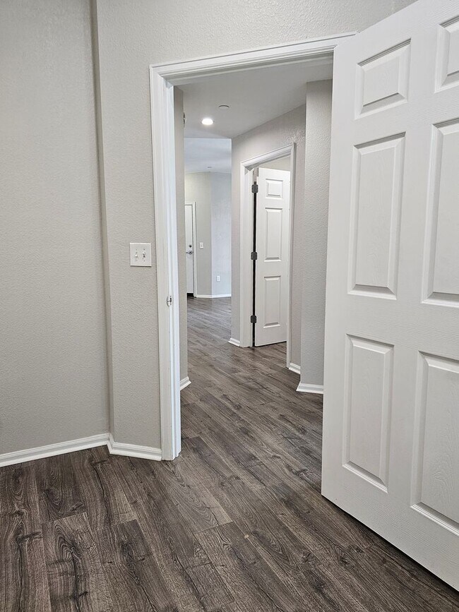 Building Photo - Beautifully Updated Two Bedroom Condo. Second Bedroom can be used as an Office/Flex Space.
