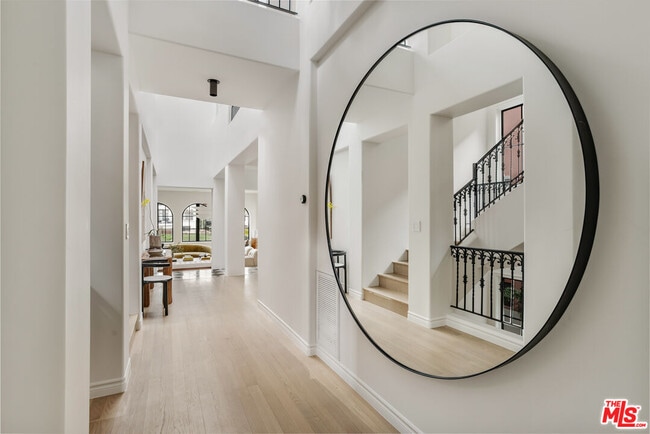 Building Photo - 5201 Vía Donte