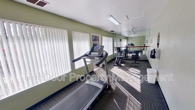 Building Photo - 533 N.Tustin Ave.