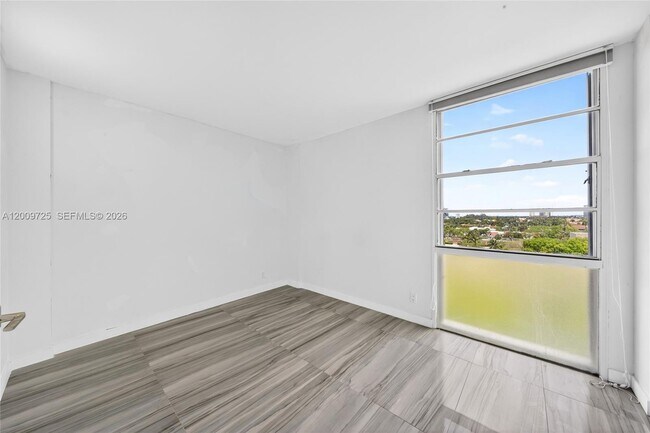 Building Photo - 3401 N Country Club Dr