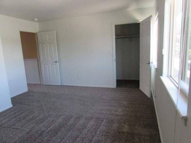 Building Photo - Bright 2 bed 2 1/4 bath Town Home