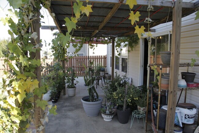 Building Photo - Delightful 3bd/2.5bth home with a private back yard!