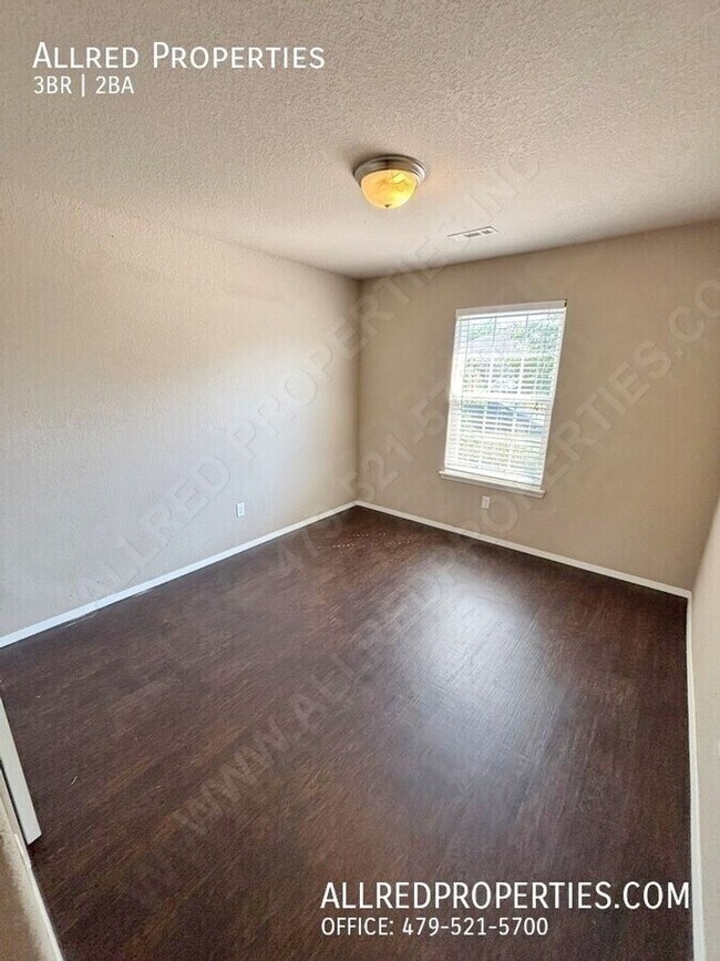 Building Photo - HOLIDAY MOVE IN SPECIAL!! Single Family Ho...