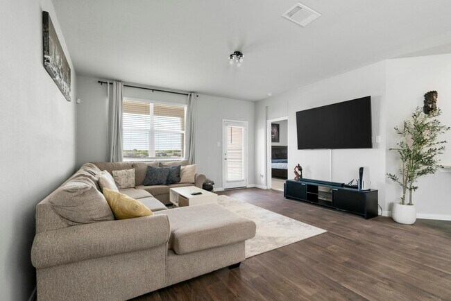 Building Photo - 212 Apache Plum Dr