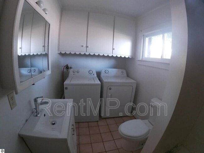 Building Photo - 620 E Gaylord St