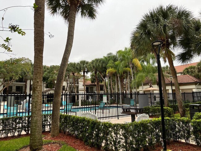 Building Photo - 640 S Park Rd