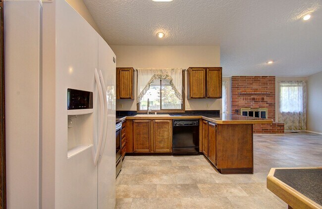 Building Photo - Spacious 3-Bedroom Home with Private Backyard Oasis