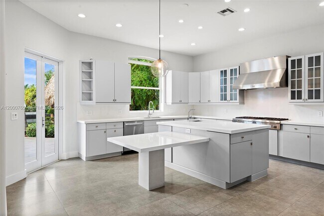 Building Photo - 552 Palm Dr