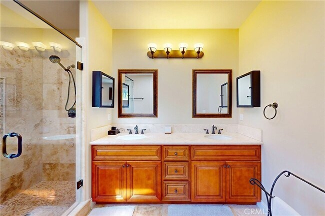 Building Photo - 5595 Tanbark Ct