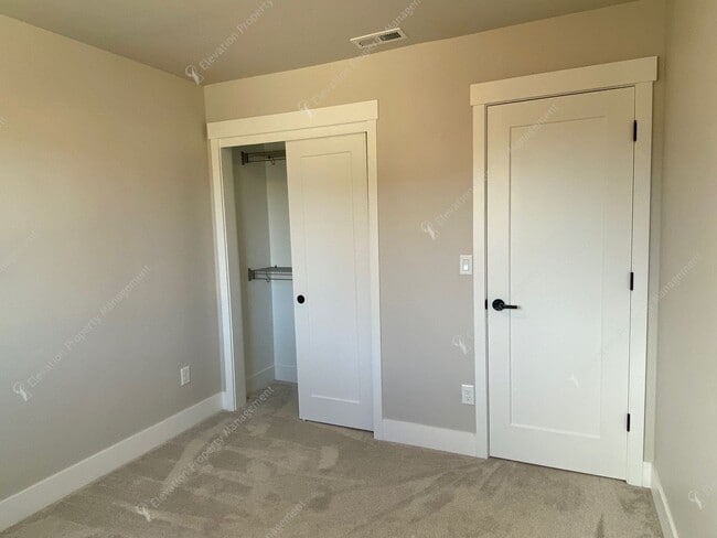 Building Photo - Newer 3BR - 2.5BA Home a Sought-After Redm...
