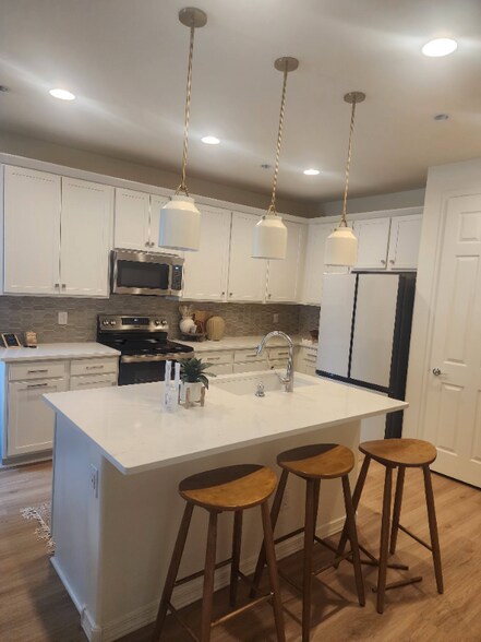 Primary Photo - 5525 W Mauna Loa Ln