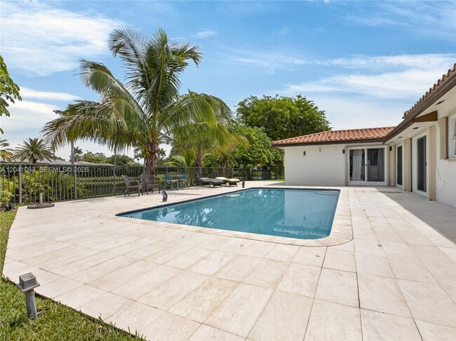 Building Photo - 16641 Royal Poinciana Dr