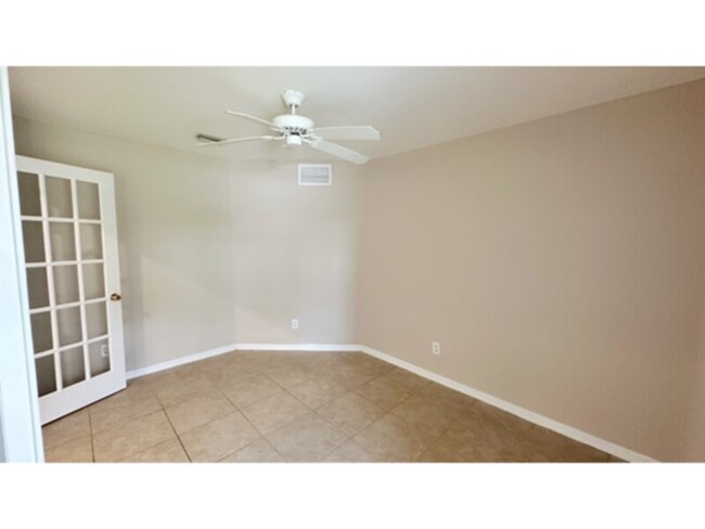 Building Photo - 3 Bedroom Home in NW Cape Coral- Holiday S...