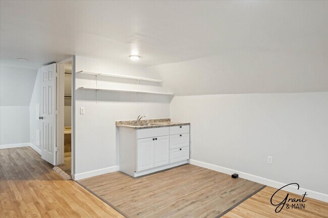 Building Photo - 1613 Virginia Park St