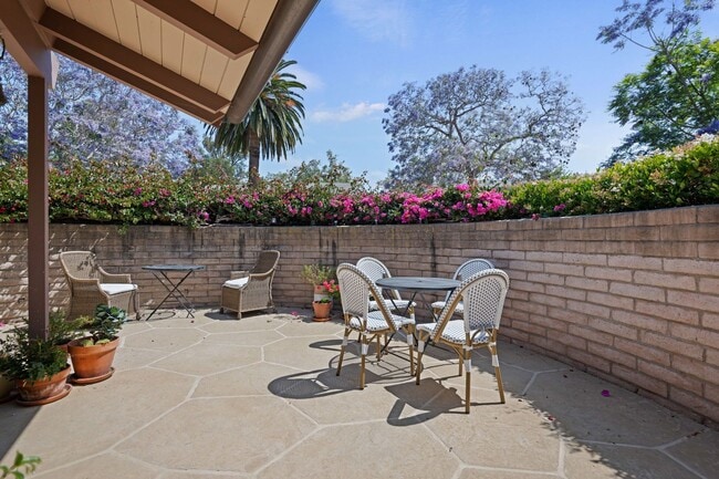 Building Photo - Beautifully updated two bedroom two bath in the heart of Santa Barbara!