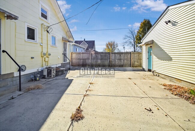 Building Photo - 2012 Olive St