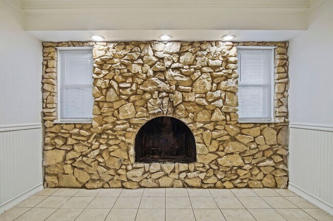 Building Photo - Beautifully Renovated 3bed/  2bath in Del city!   Bonus room in the Master bedroom!!