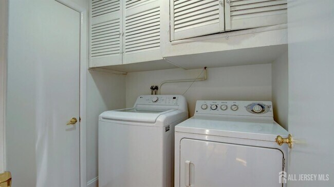 Building Photo - 368 Metuchen Dr