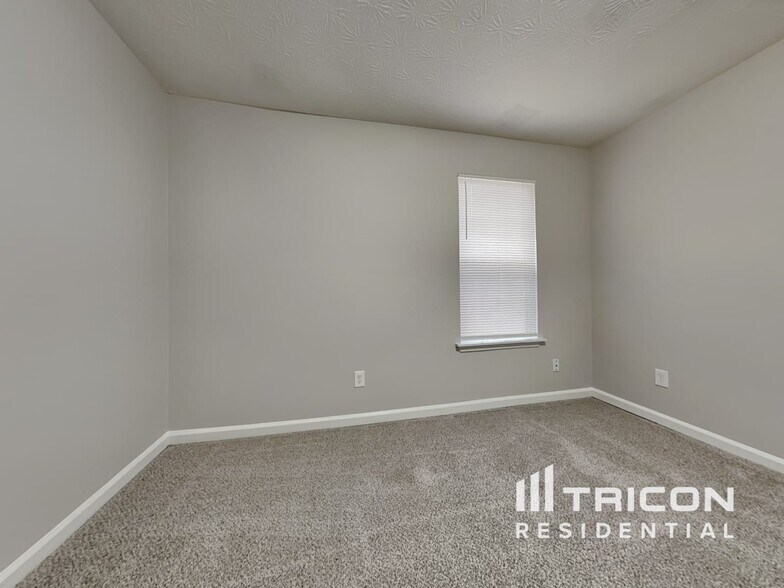 Building Photo - 5625 Longbow Dr