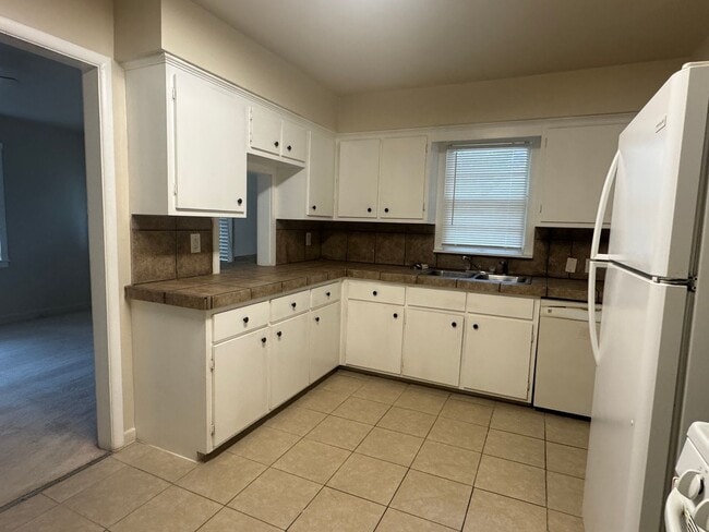 Building Photo - 4312 NW Santa Fe Ave