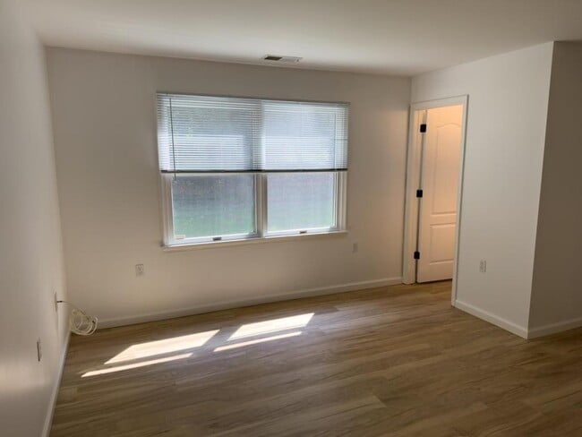 Building Photo - 140 Lindfield Cir