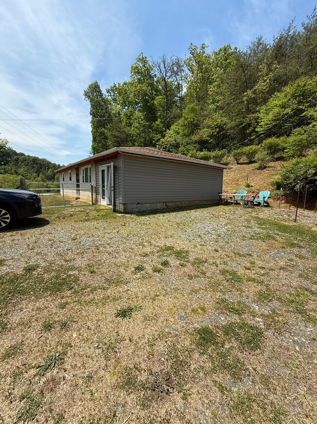 Building Photo - 1201 Holcombe Branch Rd