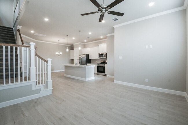 Building Photo - 3112 La Rambla Dr